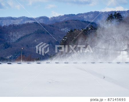 2月（冬） 味噌川ダム天端で発生した、強風による雪煙を貯水池側から見る 長野県 87145693