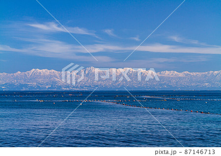 氷見海岸からの海越しの立山連峰 87146713