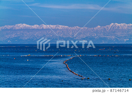 氷見海岸からの海越しの立山連峰 87146714