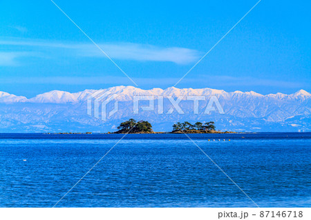 氷見海岸からの海越しの立山連峰 87146718