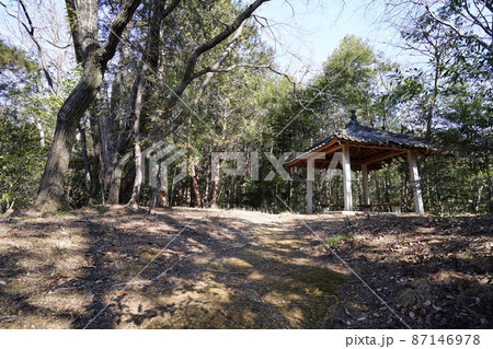 栃木県 足利市 男坂から大岩山毘沙門天へ登る登山道 途中にある東屋 栃木県 足利市 男坂から大岩山毘沙門天へ登る登山道 途中にある東屋 87146978