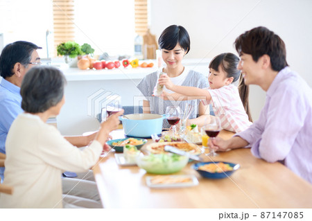 料理のお手伝いする小学生の女の子 料理のお手伝いする小学生の女の子 87147085