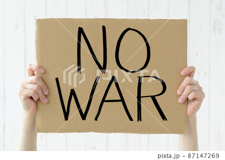 戦争反対のメッセージが書かれたボード 戦争反対のメッセージが書かれたボード 87147269