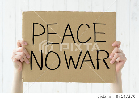 戦争反対のメッセージが書かれたボード 戦争反対のメッセージが書かれたボード 87147270