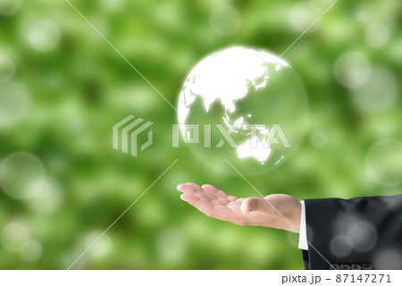 環境保護イメージ―地球を掲げるビジネスマンの手 環境保護イメージ―地球を掲げるビジネスマンの手 87147271