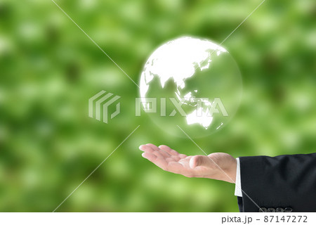 環境保護イメージ―地球を掲げるビジネスマンの手 87147272