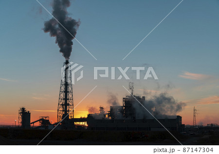 夕暮れのバイオマス発電所 87147304