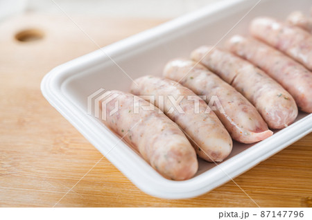 食品トレーに入った生ソーセージ 食品トレーに入った生ソーセージ 87147796