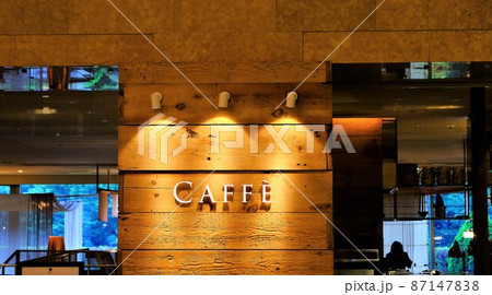 雰囲気のあるカフェ入口の照明 雰囲気のあるカフェ入口の照明 87147838