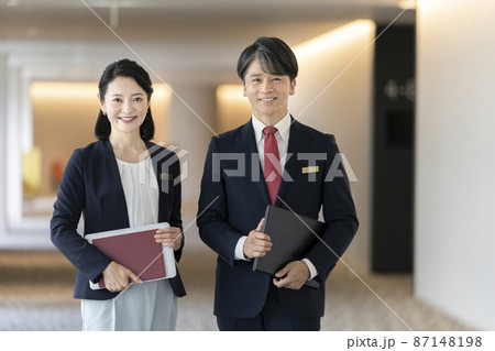 ミドルのビジネスパーソン　男女　フロントスタッフイメージ　撮影協力「LINK FOREST」 87148198