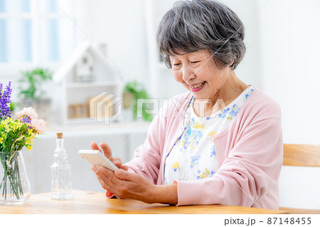 おばあちゃん スマホ おばあちゃん スマホ 87148455