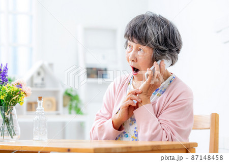 オレオレ詐欺にあうシニア女性 オレオレ詐欺にあうシニア女性 87148458