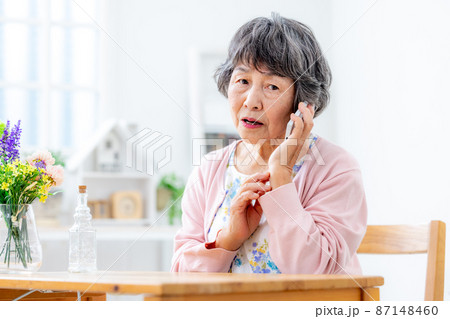 オレオレ詐欺にあうシニア女性 オレオレ詐欺にあうシニア女性 87148460