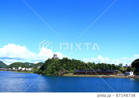 犬山市、国宝犬山城と木曽川の風景 87148736