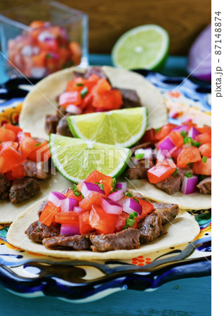 メキシコ料理の美味しいタコス 87148874