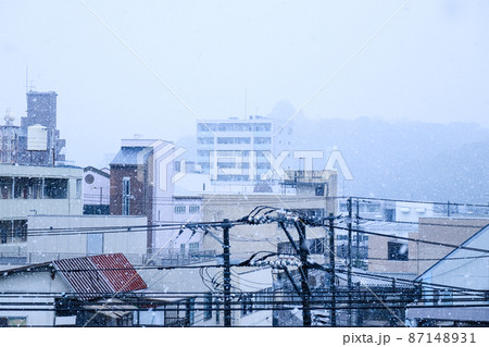 雪が降る冬の街並み 雪が降る冬の街並み 87148931