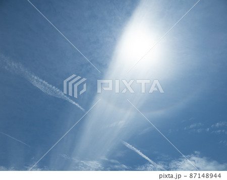 太陽ハロと飛行機雲 太陽ハロと飛行機雲 87148944