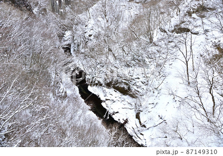 冬の雪積る雪割橋から観る景色 冬の雪積る雪割橋から観る景色 87149310
