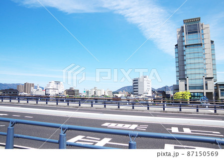 宍道湖大橋から望む松江市の街並み風景 ... 島根県 松江市:晴れ 宍道湖大橋から望む松江市の街並み風景 ... 島根県 松江市:晴れ 87150569
