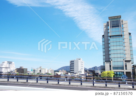 宍道湖大橋から望む松江市の街並み風景 ... 島根県 松江市：晴れ 87150570