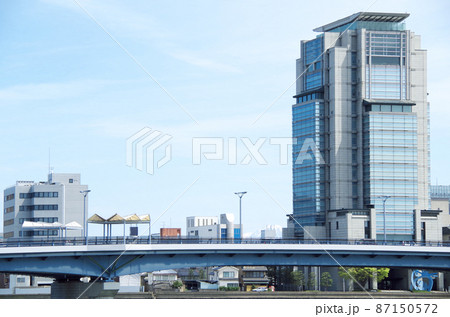 宍道湖大橋から望む松江市の街並み風景 ... 島根県 松江市：晴れ 87150572
