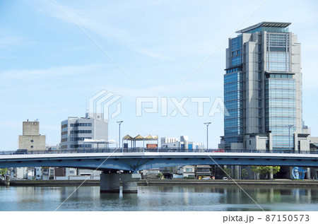 宍道湖大橋から望む松江市の街並み風景 ... 島根県 松江市：晴れ 87150573
