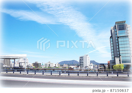 【絵画風】宍道湖大橋から望む松江市の街並み風景 ... 島根県 松江市:晴れ 【絵画風】宍道湖大橋から望む松江市の街並み風景 ... 島根県 松江市:晴れ 87150637