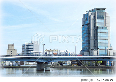 【絵画風】宍道湖大橋から望む松江市の街並み風景 ... 島根県 松江市：晴れ 87150639