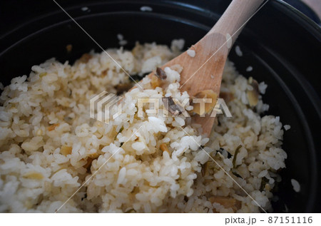 土鍋で炊きたて鯛めしご飯 土鍋で炊きたて鯛めしご飯 87151116