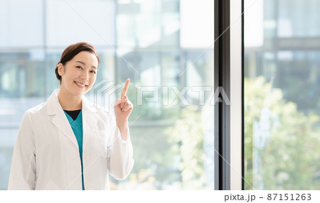 医療イメージ　若い女性医師　撮影協力：LINK FOREST 87151263