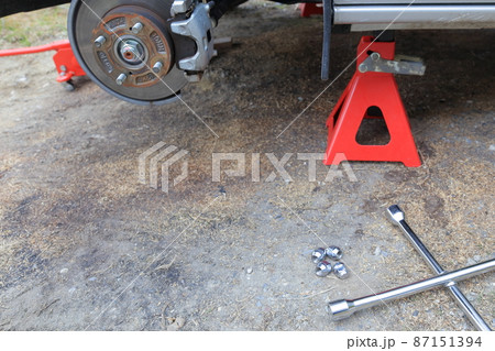 タイヤ交換作業（油圧式フロアジャッキ、十字レンチ、ジャッキスタンド） 87151394