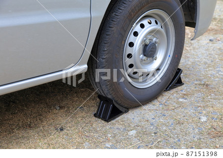 車輌が動かないようにタイヤへ設置(タイヤストッパー) 車輌が動かないようにタイヤへ設置(タイヤストッパー) 87151398