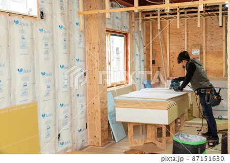戸建て新築住宅建設現場の職人 87151630