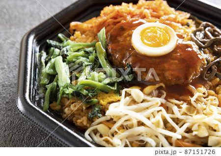 ハンバーグがのったビビンバチャーハン弁当 ハンバーグがのったビビンバチャーハン弁当 87151726