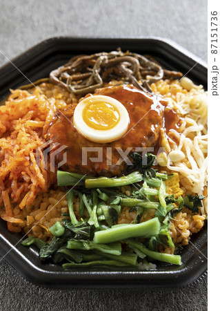 ハンバーグがのったビビンバチャーハン弁当 ハンバーグがのったビビンバチャーハン弁当 87151736