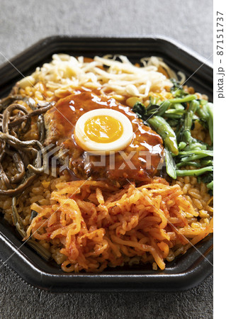 ハンバーグがのったビビンバチャーハン弁当 87151737