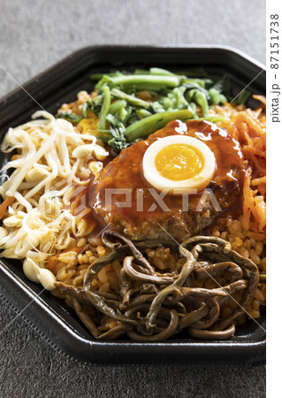 ハンバーグがのったビビンバチャーハン弁当 87151738