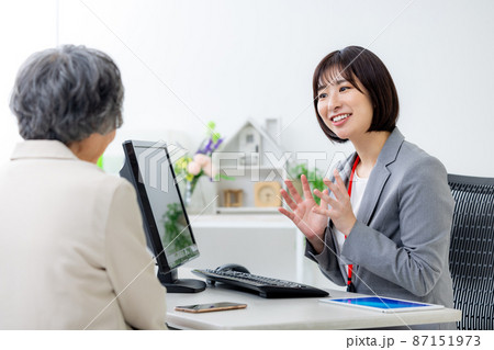 シニア女性 窓口 シニア女性 窓口 87151973