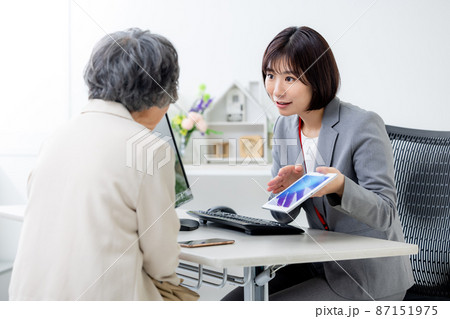 シニア女性　窓口 87151975