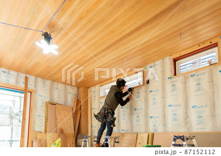 戸建て新築住宅建設現場の職人 87152112