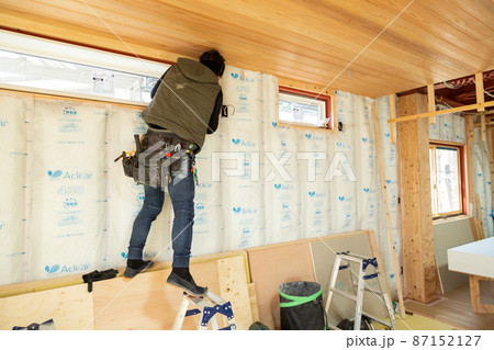 戸建て新築住宅建設現場の職人 87152127