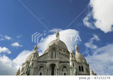 The Basilica of the Sacred Heart of Paris, commonly known as Sacre-Coeur Basilica, located in the Montmartre district of Paris, France 87152279