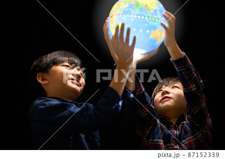 地球を持ち上げる笑顔の子ども　環境　サステナブル　SDGs　イメージ 87152339