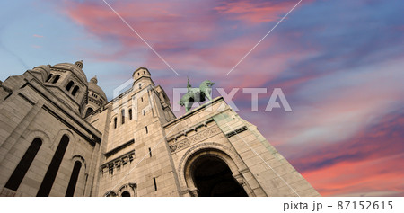 Basilica of the Sacred Heart of Paris, commonly known as Sacre-Coeur Basilica, located in the Montmartre district of Paris, France Basilica of the Sacred Heart of Paris, commonly known as Sacre-Coeur Basilica, located in the Montmartre district of Paris, France 87152615
