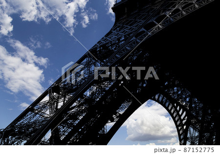Eiffel Tower (contour) in Paris, France (against the background of a beautiful sky) 87152775