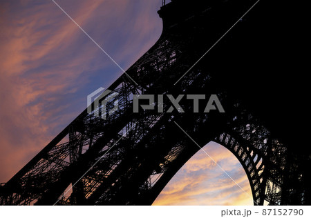Eiffel Tower (contour) in Paris, France (against the background of a beautiful sky) Eiffel Tower (contour) in Paris, France (against the background of a beautiful sky) 87152790