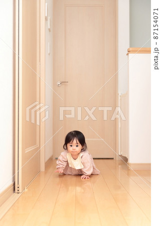 フローリングの廊下でハイハイする0歳の赤ちゃんの女の子 フローリングの廊下でハイハイする0歳の赤ちゃんの女の子 87154071