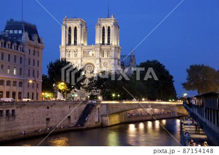 Notre Dame Cathedral and the river Seine at night 87154148