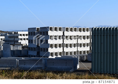 積まれた土木工事用コンクリート製品 87154871