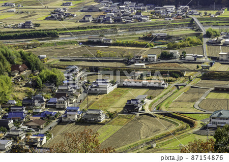 高越城跡から井原の集落を望む　岡山県井原市 87154876